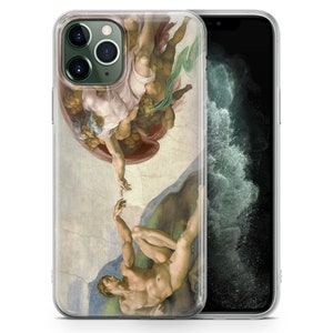Puede incluir: Una funda transparente para tel&eacute;fono con una imagen colorida de la pintura de Miguel &Aacute;ngel La Creaci&oacute;n de Ad&aacute;n. La pintura representa a Dios tendi&eacute;ndole la mano a Ad&aacute;n, con un fondo de nubes y &aacute;ngeles que se arremolinan.