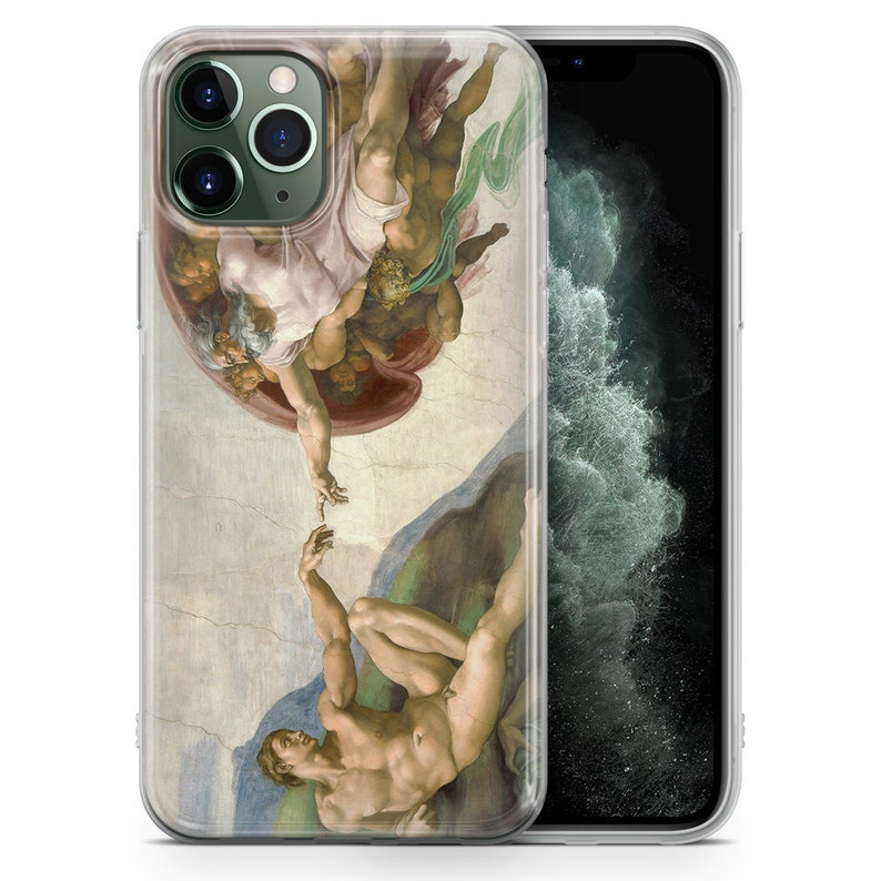 Puede incluir: Una funda transparente para tel&eacute;fono con una imagen colorida de la pintura de Miguel &Aacute;ngel La Creaci&oacute;n de Ad&aacute;n. La pintura representa a Dios tendi&eacute;ndole la mano a Ad&aacute;n, con un fondo de nubes y &aacute;ngeles que se arremolinan.