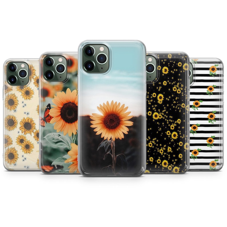 Puede incluir: Cuatro fundas transparentes para tel&eacute;fono con diferentes dise&ntilde;os de girasoles. La primera funda tiene un patr&oacute;n de peque&ntilde;os girasoles sobre un fondo crema. La segunda funda muestra un primer plano de un girasol con una mariposa. La tercera funda presenta un solo girasol contra un cielo de puesta de sol. La cuarta funda tiene un fondo negro con un patr&oacute;n disperso de peque&ntilde;os girasoles.