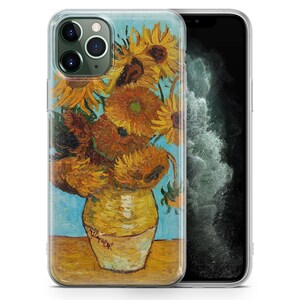 Puede incluir: Una funda transparente para tel&eacute;fono con una imagen impresa de una pintura de Vincent van Gogh. La pintura representa un jarr&oacute;n de girasoles sobre un fondo azul.
