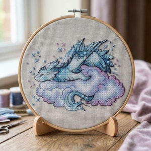 Wzór haftu krzyżykowego „Śpiący Smok”, fantasy w nowoczesnym wydaniu (do pobrania w formacie PDF)