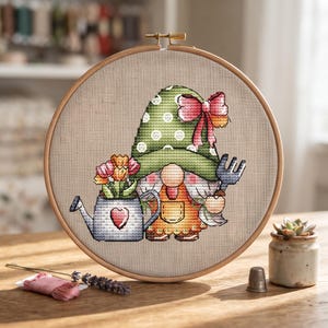 Kreuzstichmuster „Gnom mit Tulpen“, Frühlingsstickerei, Gartendekoration (PDF-Download)