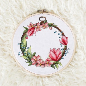Patrón de punto de cruz de corona de primavera en PDF, corona con flores en punto de cruz, bordado de flores, diseño digital de bordado