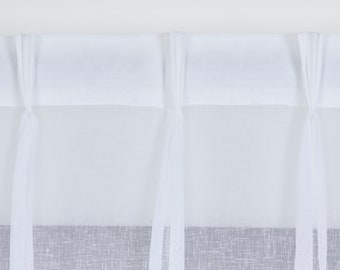 Pode incluir: Cortinas brancas de voile com um forro de tecido texturizado semelhante ao linho. As cortinas têm um topo franzido com três pregas.
