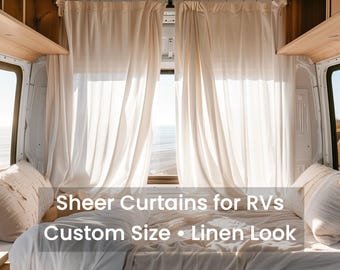 Puede incluir: Cortinas transparentes de color beige claro para autocaravanas. Las cortinas están colgadas frente a una ventana con vistas al mar. El texto de la imagen dice: Cortinas transparentes para autocaravanas, tamaño personalizado, aspecto lino.