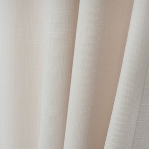 Cortinas opacas de lino a medida: extra anchas y largas, color crema.