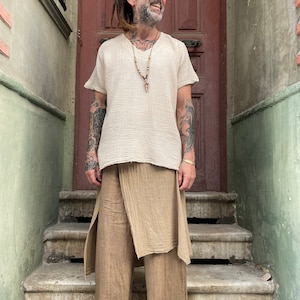 Pantalones bohemios de lino natural para hombre: cintura con cordón ajustable, corte relajado.