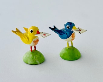 Wendt and Kuhn Bird with Letter - Choose Your Color - Handcrafted Collectible - Perfect for Gifting by Post - Bird Carrying Letter