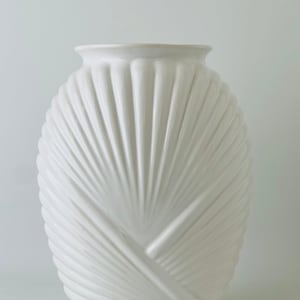 Vintage art deco shell vase – white ribbed ceramic sunburst – Belgian or French pottery – boho coastal sculptural decor