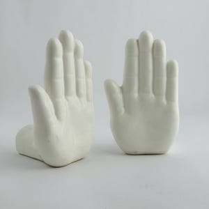 Conjunto de 2 suportes para livros de cerâmica branca | Mãos Esculturais Vintage | Decoração de prateleira surrealista | Decoração de casa com arte pop descolada