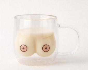Doppelwandiger Glasbecher mit skulpturalem Brustdesign