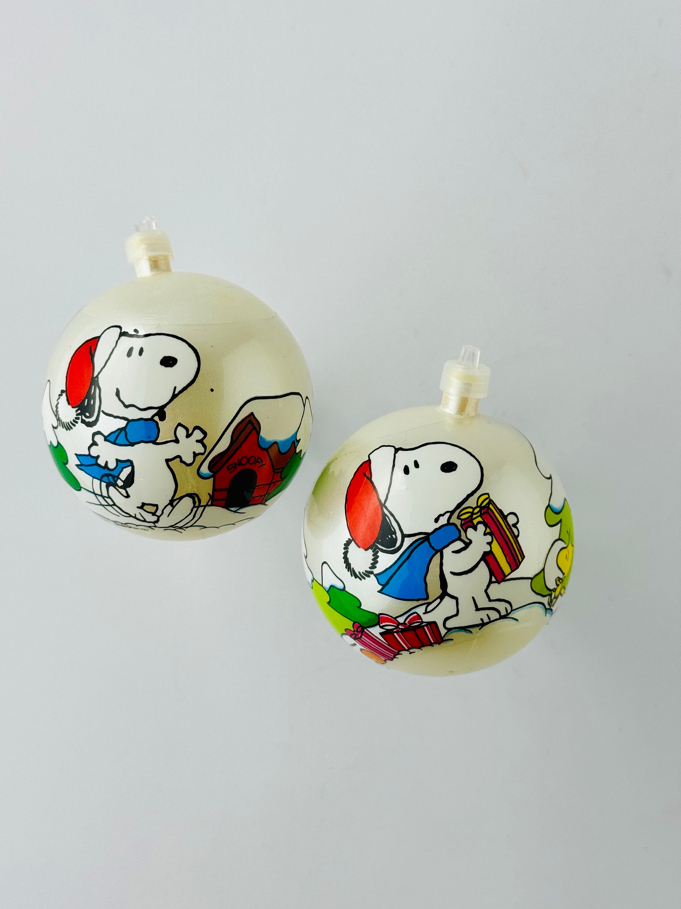 Set mit 2 Vintage-Snoopy-Weihnachtskugeln aus Kunststoff – Retro-Peanuts-Dekor, 1958, hergestellt in Italien