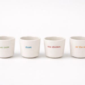 Keith Brymer Jones Word Range Tazzine Da Caffè Mr & Mrs – Regalo Ceramica Bianca Con Piattino