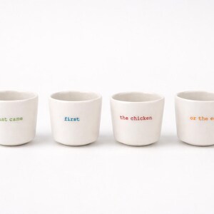 Keith Brymer Jones Word Range Tazzine Da Caffè Mr & Mrs – Regalo Ceramica Bianca Con Piattino