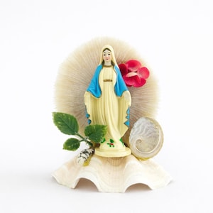 Vintage Muschel-Mariafigur – Katholische Andachtsdekoration – Religiöses Objekt aus der Mitte des 20. Jahrhunderts