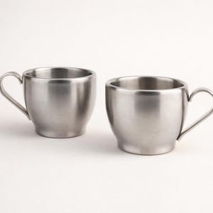 Set med 2 kaffekoppar i rostfritt stål - Dubbelväggiga - Vintage metallmuggar - Minimalistisk modern