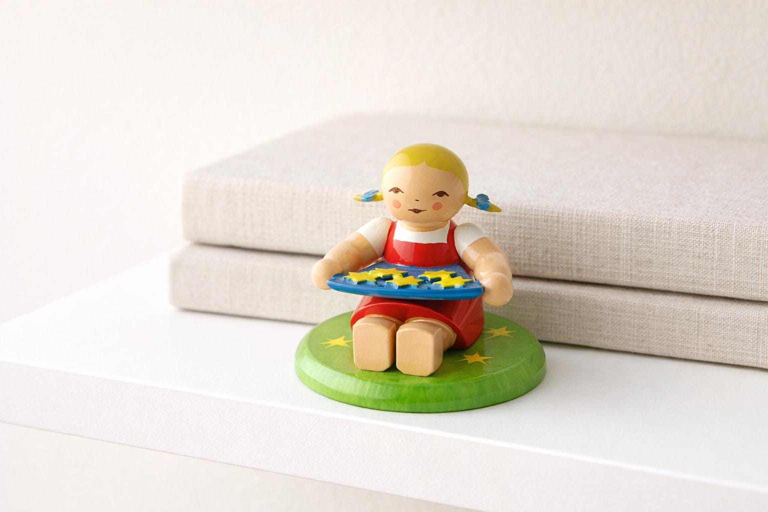 木製置物 Wendt & Kühn Star Thalers Girl – Erzgebirge Grimm Decor 
