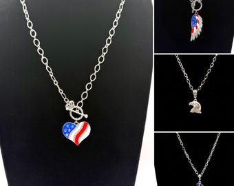 Amerikaanse vlag hanger kettingen: 4 juli VS sieraden, rood wit en blauw hart, cowboylaars, teenslipper, Amerikaanse adelaar, engelenvleugel