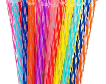Pajita de plástico de colores con forma de arcoíris en espiral y tapón.