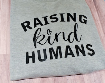Camiseta personalizada unissex Raising Kind Humans com capuz e gola redonda