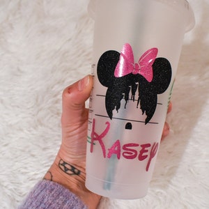 Puede incluir: Vaso transparente y reutilizable para bebidas fr&iacute;as con una silueta negra brillante de Minnie Mouse y un lazo rosa. El nombre "Kasey" est&aacute; impreso en rosa. El vaso tiene una tapa transparente.