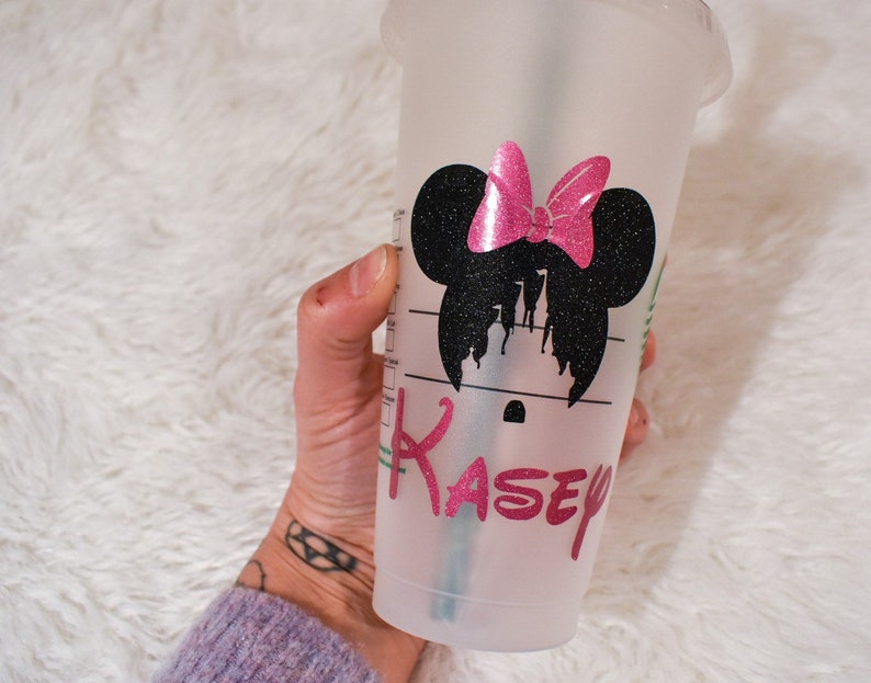 Puede incluir: Vaso transparente y reutilizable para bebidas fr&iacute;as con una silueta negra brillante de Minnie Mouse y un lazo rosa. El nombre "Kasey" est&aacute; impreso en rosa. El vaso tiene una tapa transparente.