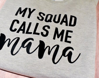 Camiseta personalizada unissex "Meu esquadrão me chama de mamãe" com gola redonda e capuz