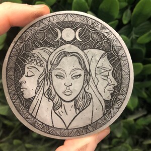 Geätzte Selenit-Ladeplatte, Hekate, erhältlich in verschiedenen Größen, hochwertiger marokkanischer Selenit, Laden Sie Ihre Schmuckkristalle auf
