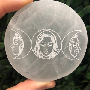 Geätzte Selenit-Ladeplatte, Hecate, in mehreren Größen erhältlich, hochwertiger marokkanischer Selenit, Laden Sie Ihre Schmuckkristalle auf