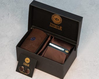 Juego de corbata texturizada color marrón chocolate. Corbata, pañuelo de bolsillo, pasador de corbata, gemelos y calcetines. Regalo de boda para padrinos de boda.