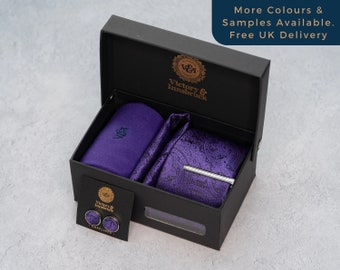 Cadbury Purple Krawatte Set / Krawatte, Einstecktuch, Socken, Krawattenklammer, Manschettenknöpfe, Anstecknadel / Geschenk für Ihn / Hochzeit Groomsmen Geschenk Set | V&I