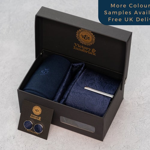 Ensemble cravate bleu marine à motifs cachemire. Comprend cravate, pochette, pince à cravate, boutons de manchette et chaussettes. Cadeau de mariage pour les garçons d'honneur.