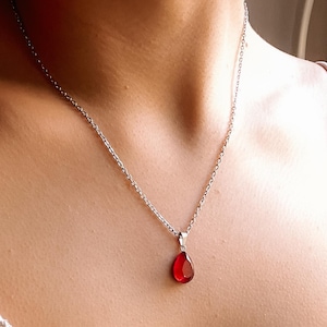 Rubinhalsband • Halsband med rött ädelsten • Fasettslipad naturlig rubindroppe • Elegant och minimalistisk • Guld eller silver