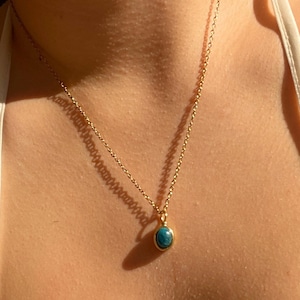 Zarte Apatit Kette • Edelstein Halskette türkis • Ovaler blauer Heilstein Anhänger • minimalistische Edelstahl Kette  • Geschenk für Sie