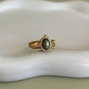 Funkelnder Labradorit Ring • Minimalistischer Edelstein Ring • Goldring mit grün-grauem Stein • größenverstellbar • Geschenk für Damen