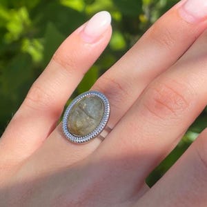 Anel de Labradorita Brilhante • Anel com Pedra Preciosa Boho • Anel de Declaração com Pedra Azul-Acinzentada • Tamanho Ajustável • Ouro e Prata • Presente para Mulheres