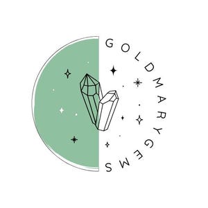 Może przedstawiać: Zielono-białe logo z tekstem "GOLD MARY GEMS" w k&oacute;łku wok&oacute;ł dw&oacute;ch stylizowanych kształt&oacute;w kryształ&oacute;w. Tło to p&oacute;łkole w kolorze zielonym.