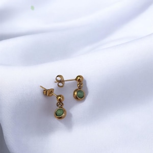 Winzige Aventurin Ohrstecker • Edelstein Ohrringe grün • minimalistische Hängeohrringe • Heilstein Studs hängend • Gold oder Silber • 4mm