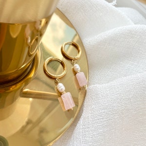 Rosenquarz Ohrringe Süßwasserperlen Creolen Edelstein Ohrringe rosa Creolen mit Heilstein Anhänger Minimalistische Ohrringe Bild 2