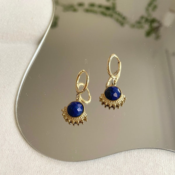 Boucles d'oreilles délicates en lapis-lazuli • Créoles en pierres précieuses véritables minimalistes • Plaqué or 18 carats • Pendentif en cristal bleu • Cadeau pour elle