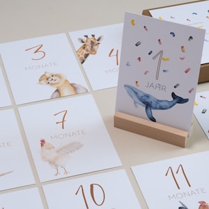 15 carte cardine per bambini per il primo anno | Cartoline mensili “Animali portafortuna” | Nascita regalo | 15 carte opzionali con portacarte in legno