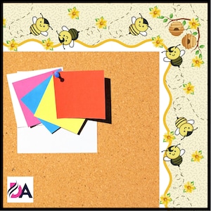 Peut inclure: Un tableau d'affichage en liège avec une bordure jaune et blanche représentant des abeilles et des fleurs. Le tableau d'affichage a quatre notes autocollantes colorées attachées à lui avec une punaise.