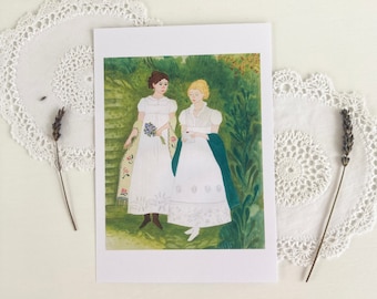 Puede incluir: Dos mujeres con vestidos blancos se encuentran en un jardín. La mujer de la izquierda sostiene un ramo de flores moradas. La mujer de la derecha sostiene un pequeño objeto blanco. El fondo es un jardín verde exuberante con árboles y follaje.