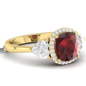 Peut inclure: Une tasse en céramique blanche avec une anse noire et le texte "But First, Coffee" en noir, en gras. La tasse est posée sur une surface blanche. La tasse mesure environ 10 cm de haut.