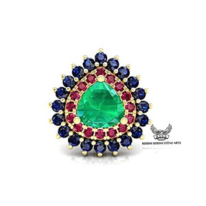 Peut inclure: Pendentif doré orné d'une émeraude centrale en forme de poire. L'émeraude est entourée de petits rubis et saphirs ronds. Le pendentif présente un design détaillé sur fond blanc.