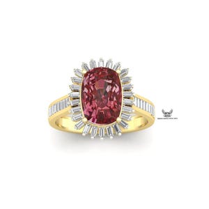 Peut inclure: Une bague en or ornée d'une grosse pierre rouge-rose de forme ovale, entourée d'un halo de petites pierres rectangulaires. La bande est également ornée de pierres rectangulaires. La bague est sur fond blanc.