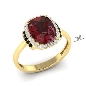 Peut inclure: Une tasse en céramique blanche avec une anse noire et le texte "But First, Coffee" en gras noir. La tasse est posée sur un fond flou, suggérant un cadre chaleureux. La tasse mesure environ 10 cm de hauteur.