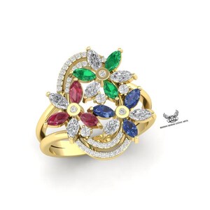 Puede incluir: Un anillo de oro con un diseño floral. Presenta piedras preciosas con corte marquesa en rojo, verde, azul y blanco. El anillo tiene una doble banda y está adornado con pequeños diamantes. Las piedras están dispuestas en forma de flor.
