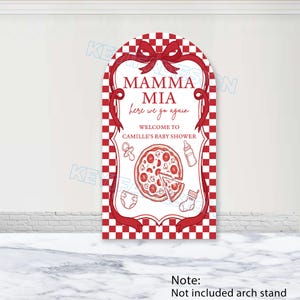 Könnte beinhalten: Ein gewölbter Hintergrundbezug mit rot-weißem Karomuster. In der Mitte steht der Text MAMMA MIA here we go again WELCOME TO CAMILLE'S BABY SHOWER, begleitet von roten Strichzeichnungen einer Pizza, eines Schnullers, einer Flasche und einer Windel.