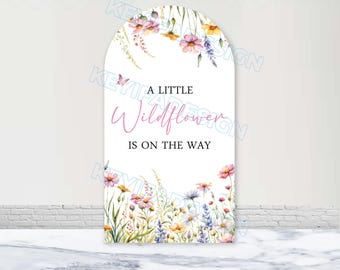 Un piccolo fiore selvatico è in arrivo - Copertura per arco personalizzata in poliestere - Copertura per arco per baby shower primaverile a tema "Un piccolo fiore selvatico" - Sfondo "Baby in Bloom"